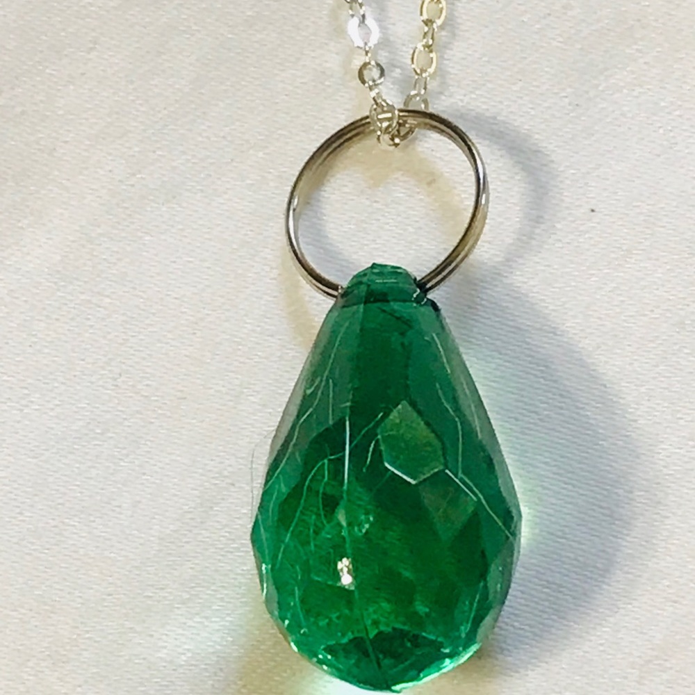 Green Crystal style pendant necklace - Picture 3 of 6